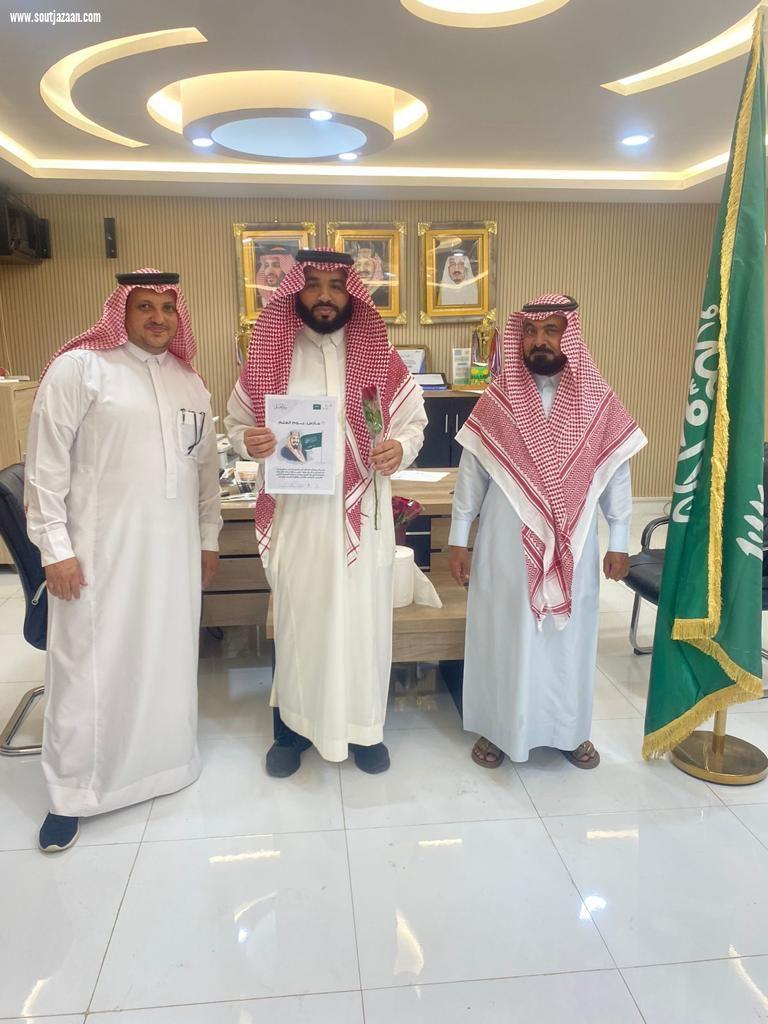 طلاب وطالبات مكتب تعليم بيش يحتفلون بيوم العلم