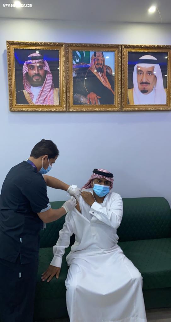 مستشفى الحرث ينفذ الجرعة الأولى من لقاح فيروس كورونا لمحافظ ومنسوبي المحافظة والجهات الحكومية 