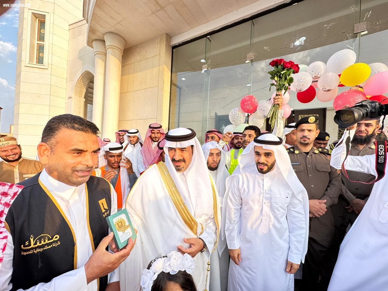 محافظ بيش يتقدم المصلين في صلاة عيد الفطر المبارك بجامع الراجحي 