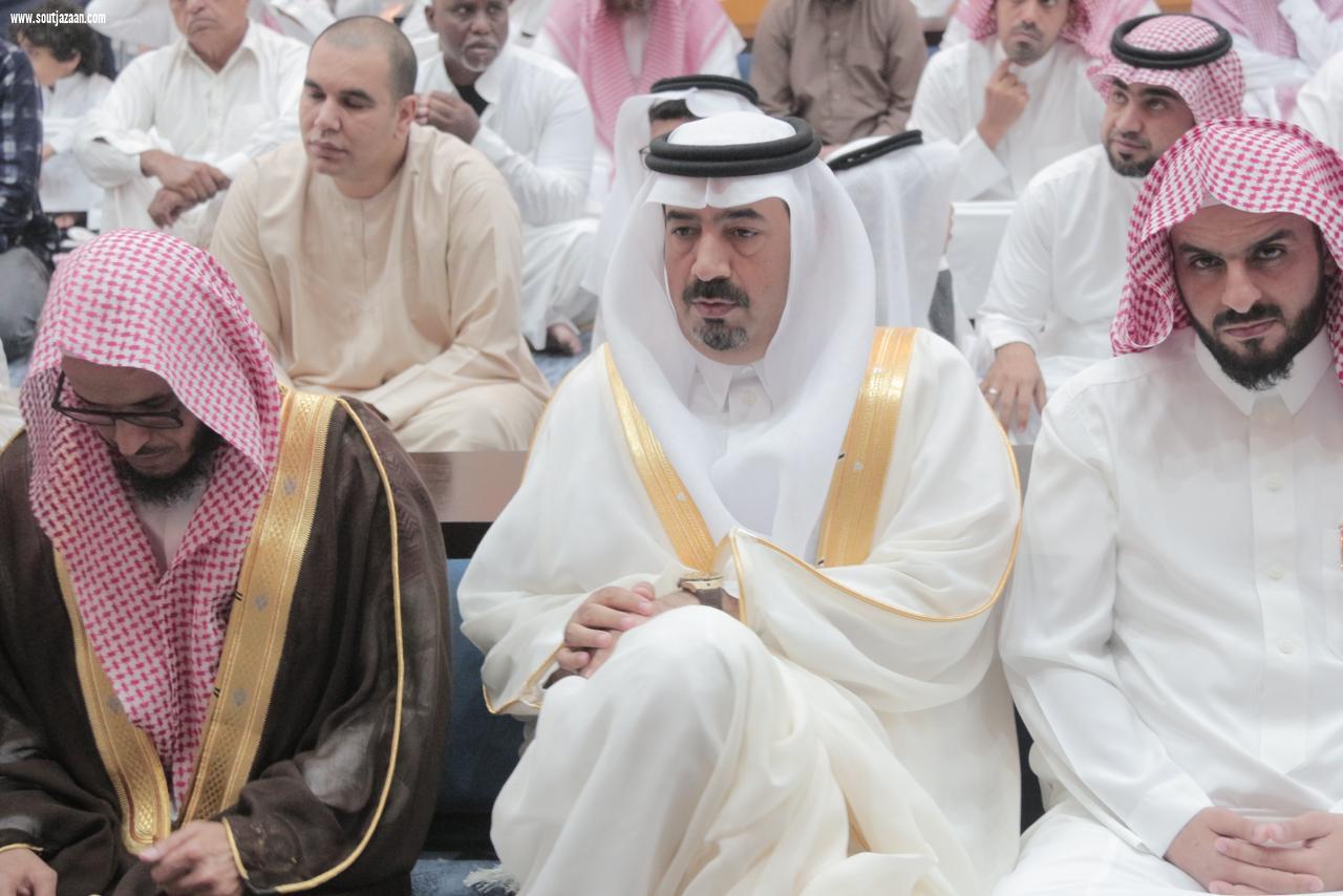 محافظ بيش يتقدم المصلين في صلاة عيد الفطر المبارك بجامع الراجحي 