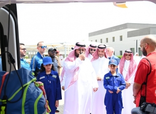 سمو نائب أمير جازان يستقبل رئيس هيئة الهلال الأحمر السعودي ويدشن مشروع الإسعاف الجوي بالمنطقة