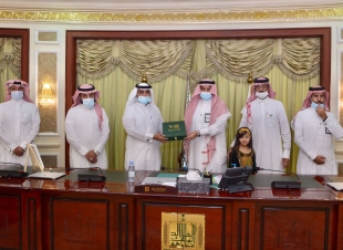 رئيس الجامعة يدشن معرض وطن وطموح رؤية التشكيلي الافتراضي