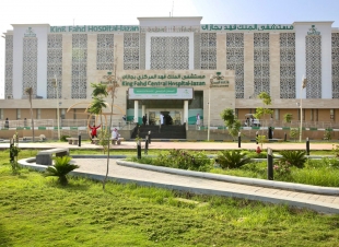 نجاح عملية ترميم قاع جمجمة جانبي مع أنسجة الدماغ والأذن بمستشفى الملك فهد بجازان