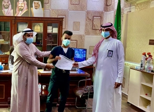 مدير ادارة الرعاية الصحية المنزليه بصحة جازان  يكرم “العاملين بقسم الرعايه المنزليه بالموسم