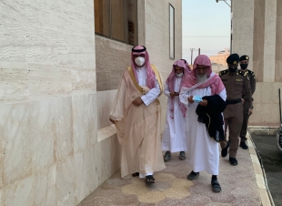 محافظ بـيـش يؤدي صلاة الاستسقاء مع جموع المصلين   بيش - المركز الاعلامي 