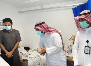 توزيع الورود على المرضى بمستشفى صامطة من قبل مكتب الابداع بالمستشفي عبدالله مشهور/صامطة