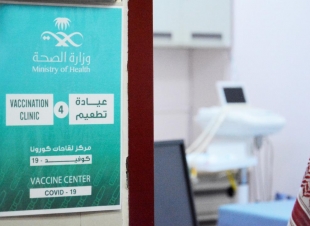 محافظ بيش يدشن عيادة لقاحات كورونا ١٩ بمستشفى بيش العام 