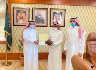 رئيس بلدية الدرب مذكور يكرم عدد من الموظفين المتميزين