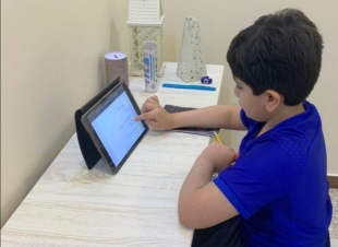 طلبة الابتدائية و التعليم المستمر في تعليم رجال ألمع يواصلون تأدية اختباراتهم عن بُعد