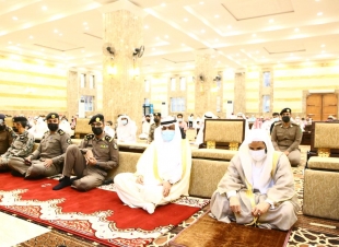 محافظ بيش يؤدي صلاة العيد مع جموع المصلين بجامع الفقيه ومفتي المنطقة يأم المصلين ويحثهم لأخذ لقاح فيروس كورونا 