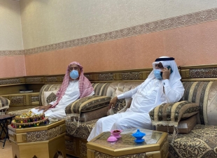 محافظ بيش يطمئن على صحة رئيس المجلس البلدي بالمحافظة