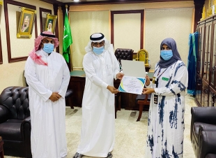 محافظ بيش يكرم الممرضة أسرار أبو راسين منقذة طفلتي شاطي بيش