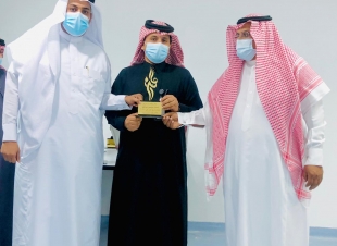 بحضور المحافظ الألمعي ، تكريم الموظفين المتميزين بمستشفى الحرث